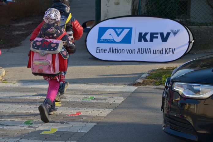 Kind läuft über den Zebrastreifen