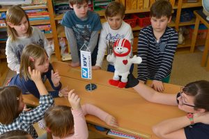 Kindergruppe mit Helmi-Handpuppe