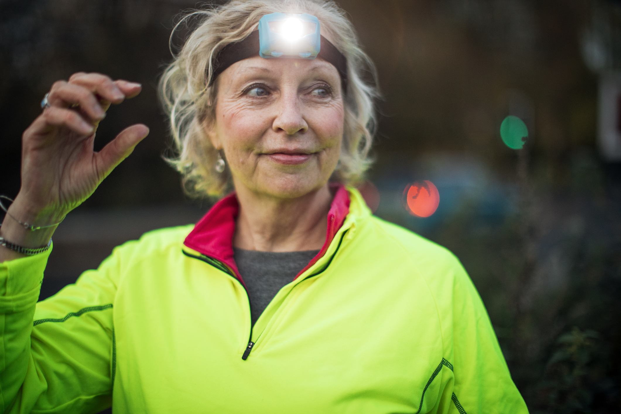 Brustlampe oder Stirnlampe beim Nordic Walking 