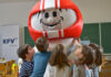 Helmi umgeben von Kindern