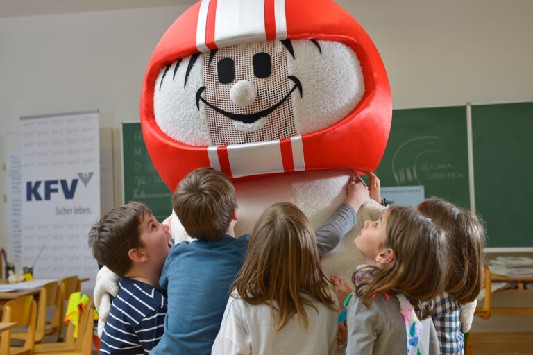 Kultfigur Helmi besuchte Volksschulkinder in Linz