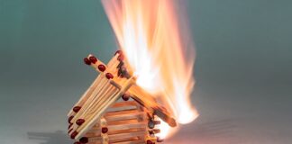Ein Streichholzhaus steht in Flammen