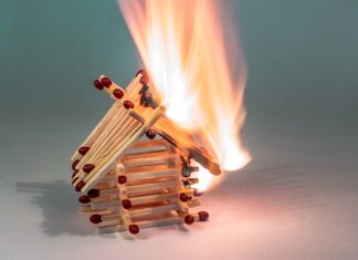 Ein Streichholzhaus steht in Flammen