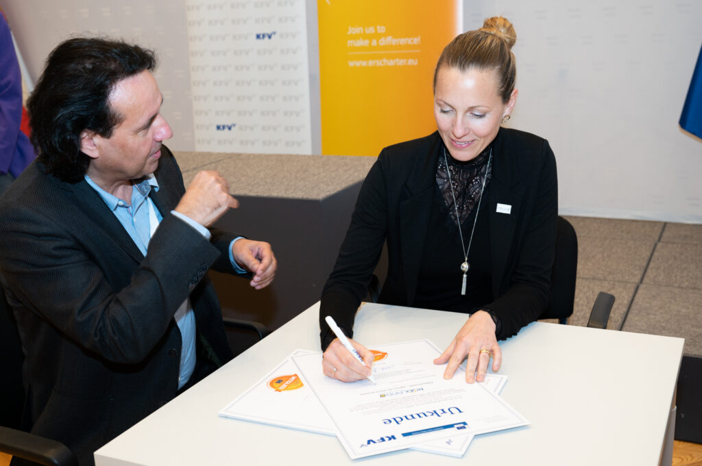 Mag. Gerald Furian mit Mag.a Susanna Hauptmann von Next Bike in Niederösterreich bei der Unterzeichnung der ERSC Urkunde
