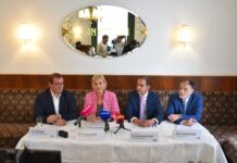 Mag. Christoph Feymann (KFV-Kommunikationsleiter), Sabine Peterbauer (Mutter eines Raseropfers), Mag. Christian Schimanofsky (KFV-Geschäftsführer), Dr. Armin Kaltenegger (Leiter Recht und Normen im KFV)
