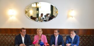Mag. Christoph Feymann (KFV-Kommunikationsleiter), Sabine Peterbauer (Mutter eines Raseropfers), Mag. Christian Schimanofsky (KFV-Geschäftsführer), Dr. Armin Kaltenegger (Leiter Recht und Normen im KFV)