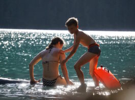 Herumtollen im Wasser macht Spaß, kann bei unzureichenden Schwimmkenntnissen aber auch gefährlich werden.