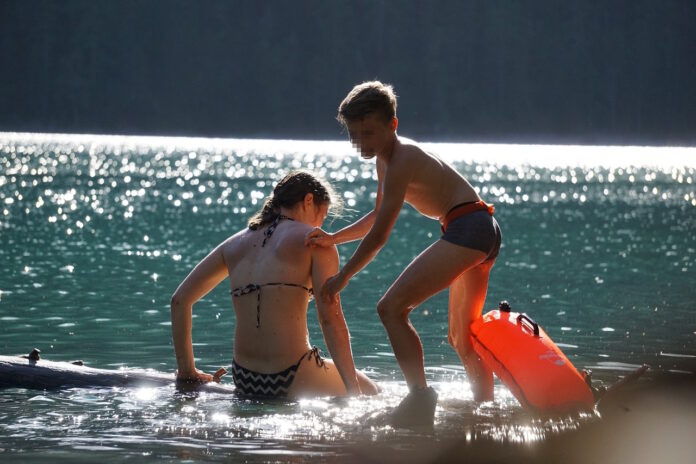 Herumtollen im Wasser macht Spaß, kann bei unzureichenden Schwimmkenntnissen aber auch gefährlich werden.