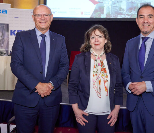 Patrick Delaney (CIECA-Präsident), Doris Wendler (KFV-Präsidentin), Christian Schimanofsky (KFV-Geschäftsführer) lächeln in die Kamera