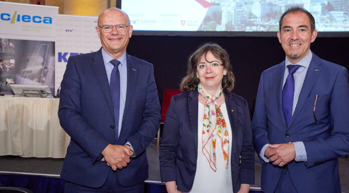 Patrick Delaney (CIECA-Präsident), Doris Wendler (KFV-Präsidentin), Christian Schimanofsky (KFV-Geschäftsführer) lächeln in die Kamera
