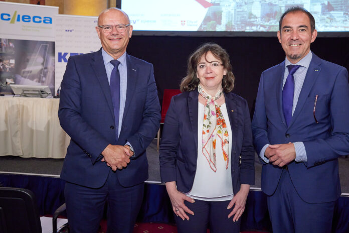 Patrick Delaney (CIECA-Präsident), Doris Wendler (KFV-Präsidentin), Christian Schimanofsky (KFV-Geschäftsführer) lächeln in die Kamera