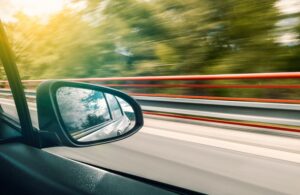 Raser Paket Blick aus dem Fenster eines Autos bei hoher Geschwindigkeit