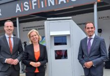 20 Jahre Section Control, Ministerin Gewessler, KFV Chef Schimanofsky und ASFINAG Vorstand Hufnagl vor einer Section Control Anlage