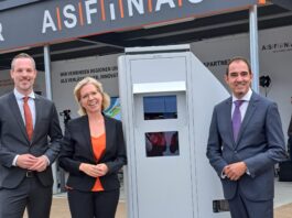 20 Jahre Section Control, Ministerin Gewessler, KFV Chef Schimanofsky und ASFINAG Vorstand Hufnagl vor einer Section Control Anlage