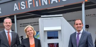 20 Jahre Section Control, Ministerin Gewessler, KFV Chef Schimanofsky und ASFINAG Vorstand Hufnagl vor einer Section Control Anlage