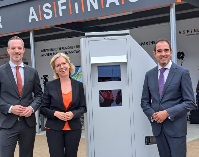 20 Jahre Section Control, Ministerin Gewessler, KFV Chef Schimanofsky und ASFINAG Vorstand Hufnagl vor einer Section Control Anlage