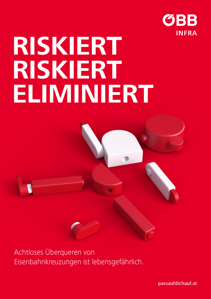 Eine Spielfigur liegt in Teilen grotesk angeordnet auf einem roten Hintergrund. Der Bildtext lautet: "riskiert, riskiert, eliminiert"