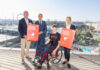 ÖBB-Infrastruktur Vorstand Johann Pluy, KFV-Geschäftsführer Mag. Christian Schimanofsky, Nino Laitinen und Oberärztin Dr. Viktoria König stehen mit 2 Plakat-Sujets vor der Skyline des Wiener Praters