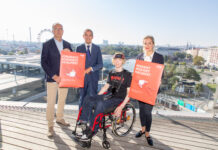 ÖBB-Infrastruktur Vorstand Johann Pluy, KFV-Geschäftsführer Mag. Christian Schimanofsky, Nino Laitinen und Oberärztin Dr. Viktoria König stehen mit 2 Plakat-Sujets vor der Skyline des Wiener Praters