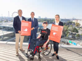 ÖBB-Infrastruktur Vorstand Johann Pluy, KFV-Geschäftsführer Mag. Christian Schimanofsky, Nino Laitinen und Oberärztin Dr. Viktoria König stehen mit 2 Plakat-Sujets vor der Skyline des Wiener Praters