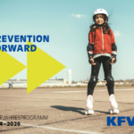 Ein Mädchen auf Rollschuhen mit Helm und Schützern auf einem Betonboden. Der Text am Bild lautet: "Prevention Forward. Mehrjahresprogramm 2024-2026" Prevention forward ist über zwei gelben Pfeilen gedruckt. Rechts unten im Bild sieht man außerdem das KFV-Logo.