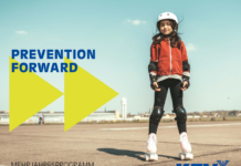 Ein Mädchen auf Rollschuhen mit Helm und Schützern auf einem Betonboden. Der Text am Bild lautet: "Prevention Forward. Mehrjahresprogramm 2024-2026" Prevention forward ist über zwei gelben Pfeilen gedruckt. Rechts unten im Bild sieht man außerdem das KFV-Logo.
