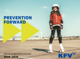 Ein Mädchen auf Rollschuhen mit Helm und Schützern auf einem Betonboden. Der Text am Bild lautet: "Prevention Forward. Mehrjahresprogramm 2024-2026" Prevention forward ist über zwei gelben Pfeilen gedruckt. Rechts unten im Bild sieht man außerdem das KFV-Logo.
