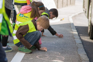 Kinder mal bei Aktion Busschule auf die Straße