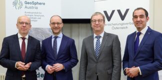 Im Bild v.l.n.r.: Mag. Christian Eltner (Generalsekretär des VVO), Mag. Rémi Vrignaud (Präsident des österreichischen Versicherungsverbandes VVO), Dr. Andreas Schaffhauser (wissenschaftlicher Generaldirektor GeoSphere Austria), Mag. Christian Schimanofsky (KFV-Direktor) © VVO/APA-Fotoservice/Schedl