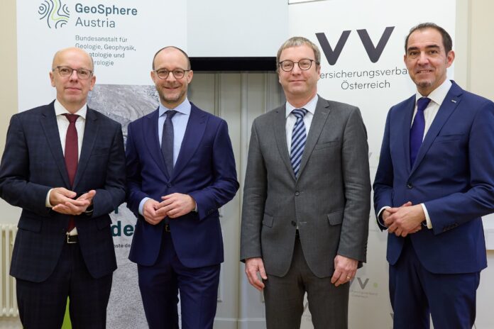 Im Bild v.l.n.r.: Mag. Christian Eltner (Generalsekretär des VVO), Mag. Rémi Vrignaud (Präsident des österreichischen Versicherungsverbandes VVO), Dr. Andreas Schaffhauser (wissenschaftlicher Generaldirektor GeoSphere Austria), Mag. Christian Schimanofsky (KFV-Direktor) © VVO/APA-Fotoservice/Schedl