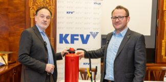 Dr. Armin Kaltenegger (KFV) und Dr. Günther Schwabegger (BVS OÖ) bei der Pressekonferenz. Zwischen ihnen steht ein Feuerlöscher, hinter ihnen ein Roll-Up mit dem Logo des KFV.