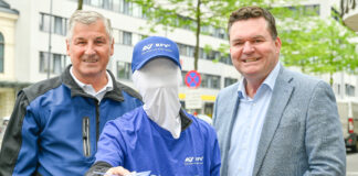 Komm. Rat Peter Engelbrechtsmüller, Vorsitzender der zuständigen AUVA-Landesstelle für Wien/NÖ/Burgenland, ein "kopfloser" Aktionsmitarbeitender, der einen Flyer in Richtung Kamera aussteckt und Dipl.-Ing. Christian Kräutler (KFV).