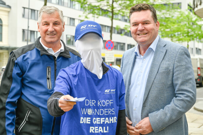 Komm. Rat Peter Engelbrechtsmüller, Vorsitzender der zuständigen AUVA-Landesstelle für Wien/NÖ/Burgenland, ein "kopfloser" Aktionsmitarbeitender, der einen Flyer in Richtung Kamera aussteckt und Dipl.-Ing. Christian Kräutler (KFV).