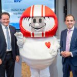 Bundesminister Totschnig, KFV-Sicherheits-Maskottchen HELMI und KFV-Direktor Schimanofsky bei der Pressekonferenz.