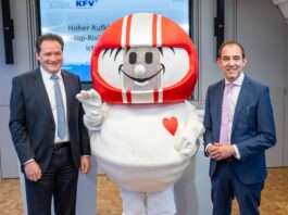 Bundesminister Totschnig, KFV-Sicherheits-Maskottchen HELMI und KFV-Direktor Schimanofsky bei der Pressekonferenz.