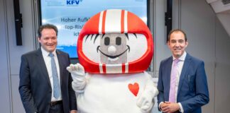 Bundesminister Totschnig, KFV-Sicherheits-Maskottchen HELMI und KFV-Direktor Schimanofsky bei der Pressekonferenz.