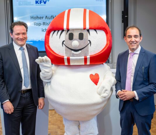 Bundesminister Totschnig, KFV-Sicherheits-Maskottchen HELMI und KFV-Direktor Schimanofsky bei der Pressekonferenz.