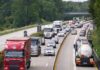 Auf der Autobahn sieht man, dass beide Richtungen auf einer Fahrbahn zu je 2 Spuren zusammengelegt sind. Gelbe Markierungen zeigen den Verkehr an, der zusammengeführt wird.