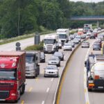 Auf der Autobahn sieht man, dass beide Richtungen auf einer Fahrbahn zu je 2 Spuren zusammengelegt sind. Gelbe Markierungen zeigen den Verkehr an, der zusammengeführt wird.