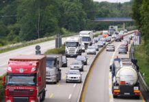 Auf der Autobahn sieht man, dass beide Richtungen auf einer Fahrbahn zu je 2 Spuren zusammengelegt sind. Gelbe Markierungen zeigen den Verkehr an, der zusammengeführt wird.