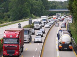 Auf der Autobahn sieht man, dass beide Richtungen auf einer Fahrbahn zu je 2 Spuren zusammengelegt sind. Gelbe Markierungen zeigen den Verkehr an, der zusammengeführt wird.