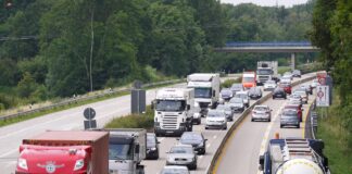 Auf der Autobahn sieht man, dass beide Richtungen auf einer Fahrbahn zu je 2 Spuren zusammengelegt sind. Gelbe Markierungen zeigen den Verkehr an, der zusammengeführt wird.