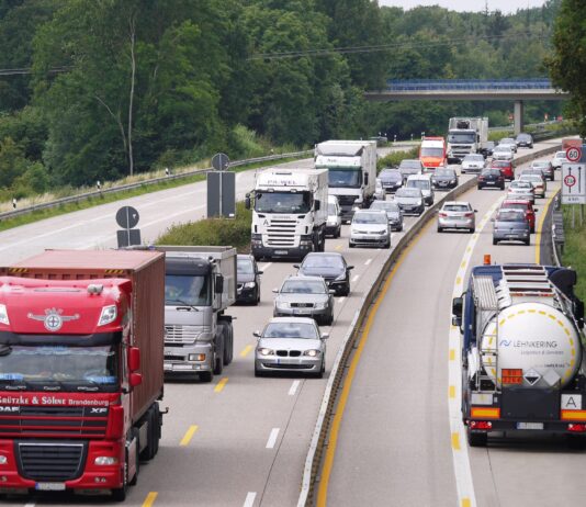 Auf der Autobahn sieht man, dass beide Richtungen auf einer Fahrbahn zu je 2 Spuren zusammengelegt sind. Gelbe Markierungen zeigen den Verkehr an, der zusammengeführt wird.