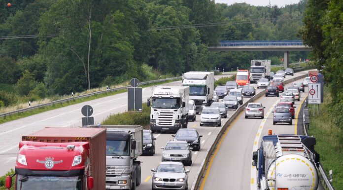 Auf der Autobahn sieht man, dass beide Richtungen auf einer Fahrbahn zu je 2 Spuren zusammengelegt sind. Gelbe Markierungen zeigen den Verkehr an, der zusammengeführt wird.