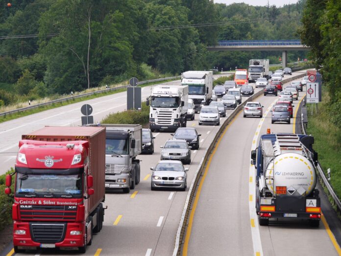 Auf der Autobahn sieht man, dass beide Richtungen auf einer Fahrbahn zu je 2 Spuren zusammengelegt sind. Gelbe Markierungen zeigen den Verkehr an, der zusammengeführt wird.