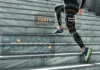 Person läuft eine Treppe hoch, Fitnessdaten werden eingeblendet