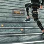 Person läuft eine Treppe hoch, Fitnessdaten werden eingeblendet