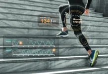 Person läuft eine Treppe hoch, Fitnessdaten werden eingeblendet