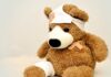 Ein Teddybär mit Bandagen und Pflastern.