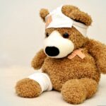 Ein Teddybär mit Bandagen und Pflastern.